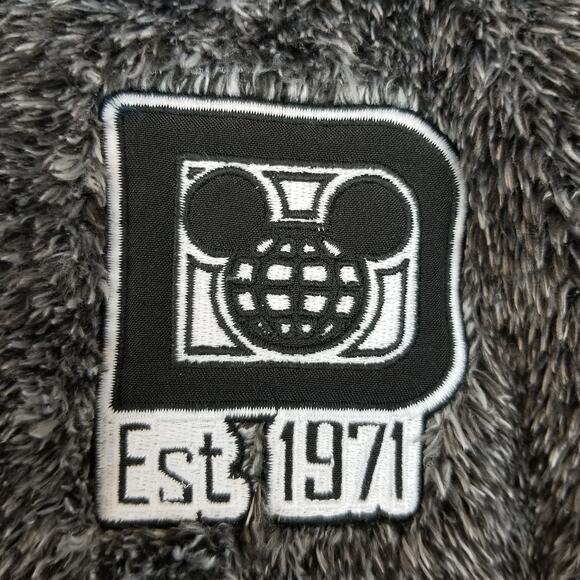 Walt Disney World Gray Soft Sherpa Fuzzy 2018 Spirit Jersey Size Medium - Picture 5 of 8